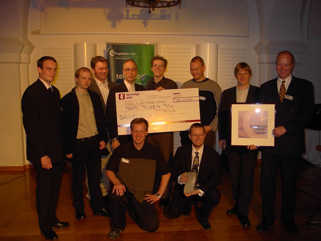 Representanter for Skolelinux-prosjektet. Fra venstre: Tollef Fog Heen, Gaute Hvoslef Kvalnes, Markus Gamenius, Herman Robak, Dagfinn Ilmari Mannsåker, Tore Anderson, Tarjei Huse og Ragnar Wisløff. Foran: Knut Yrvin og Petter Reinholdtsen.