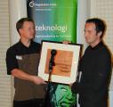 Mark Burgess overrekker diplom til Skolelinux v/Knut Yrvin.