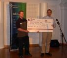 Vidar Bakke overrekker premien (en sjekk p� 30 000,-) til Skolelinux v/Knut Yrvin.