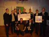 Representanter for Skolelinux-prosjektet. Fra venstre: Tollef Fog Heen, Gaute Hvoslef Kvalnes, Markus Gamenius, Herman Robak, Dagfinn Ilmari Manns�ker, Tore Anderson, Tarjei Huse og Ragnar Wisl�ff. Foran: Knut Yrvin og Petter Reinholdtsen.