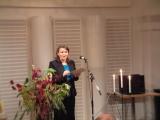 Ruth Stenersen (politisk r�dgiver i Barne- og familiedepartementet) annonserer vinneren.