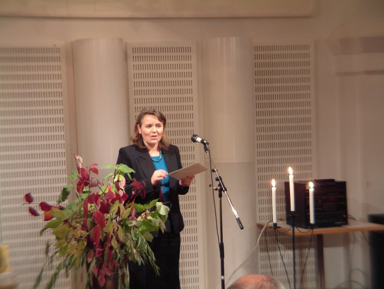 Ruth Stenersen (politisk r�dgiver i Barne- og familiedepartementet) annonserer vinneren.
