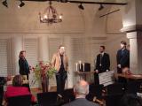 En overrasket, men glad vinner takker p� vegne av Trolltech.